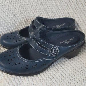 Navy Easy Street Slip-on size 6 1/2 wide